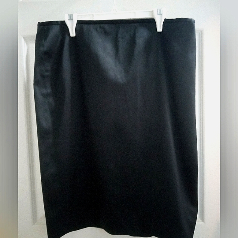 WHBM Size 14 Black pencil skirt. Perfect wardrobe staple. EUC